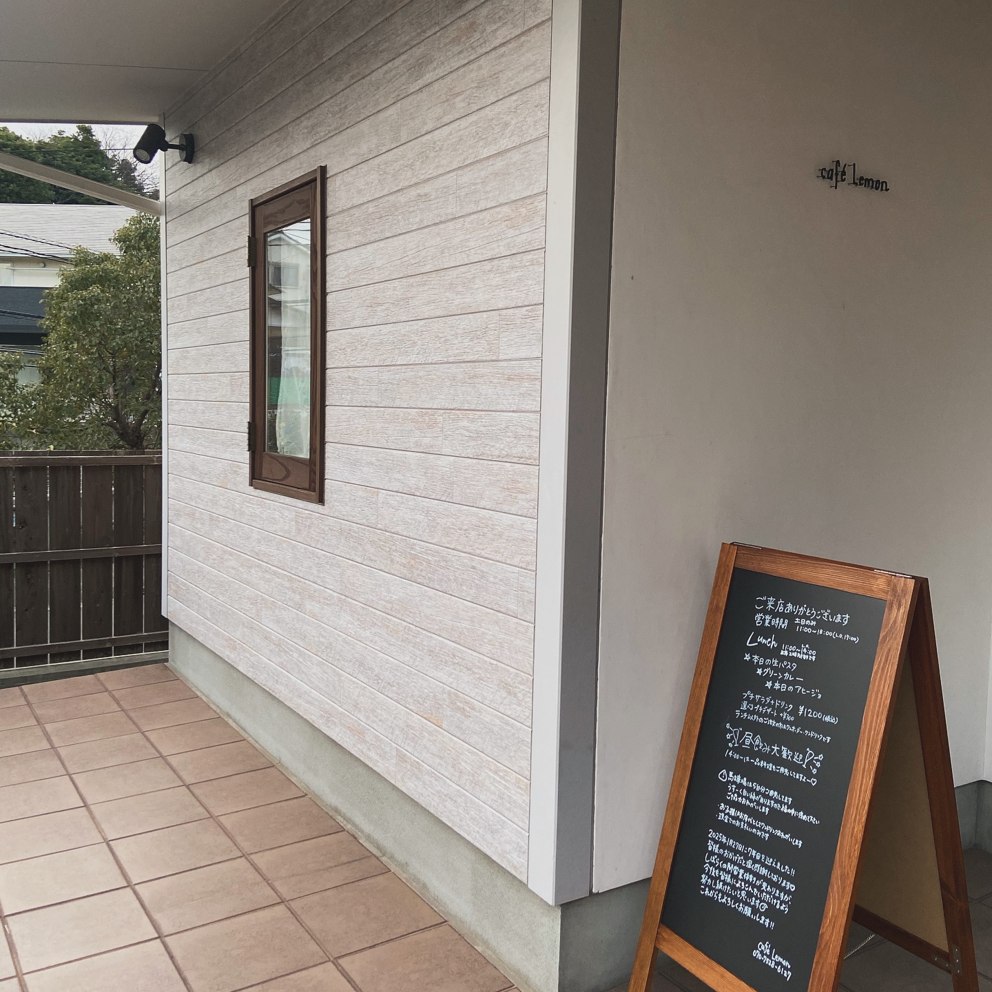 caféLemonの外観と黒板の看板(公式Instagramより)