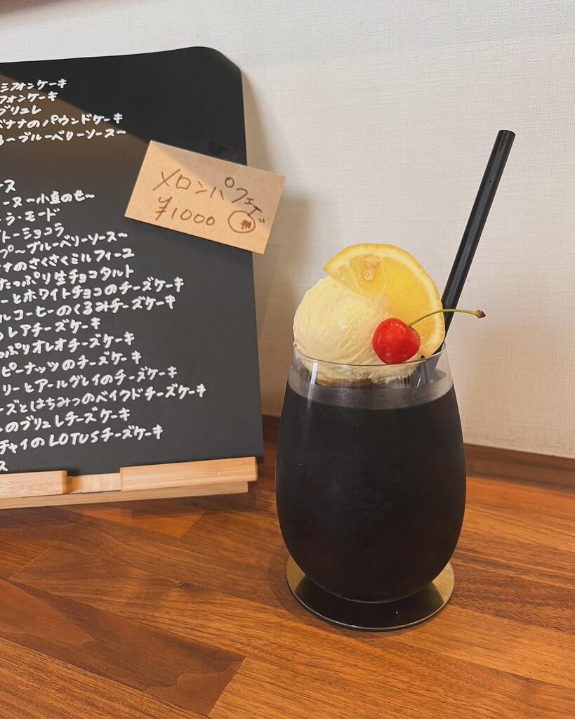 caféLemonのレモンとアイスをのせたドリンク（公式Instagramより）