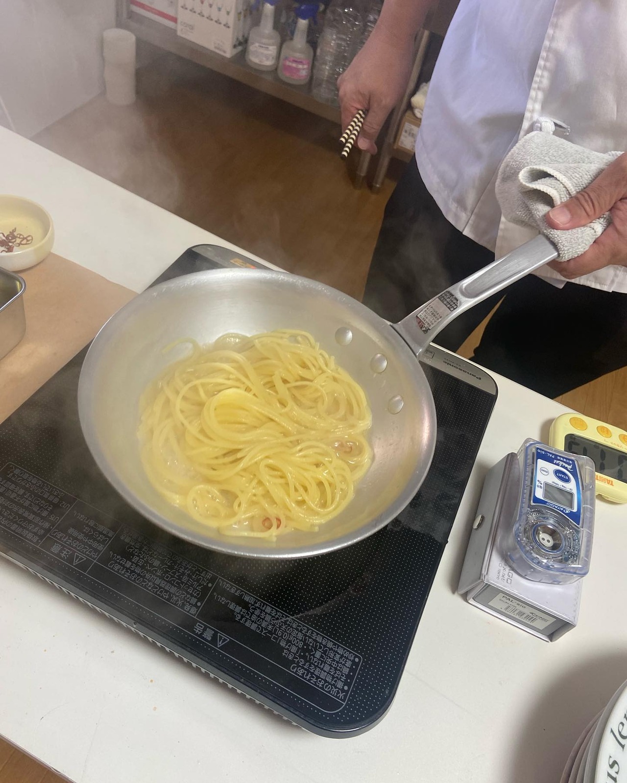 caféLemonで生パスタを仕上げるキッチンの様子(公式Instagramより)