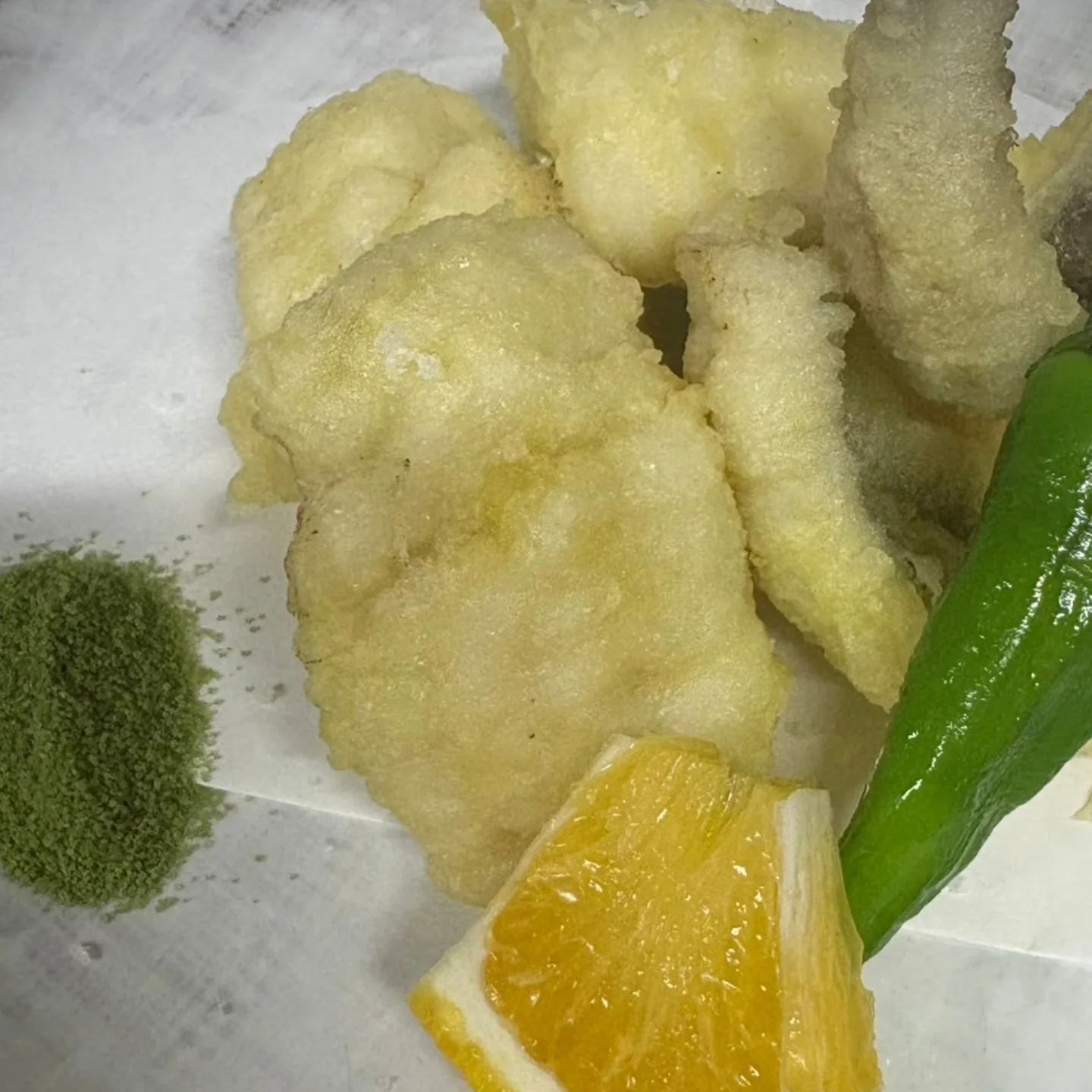 下関産鱧の天麩羅（いざかや 松葉庵・公式Instagramより）