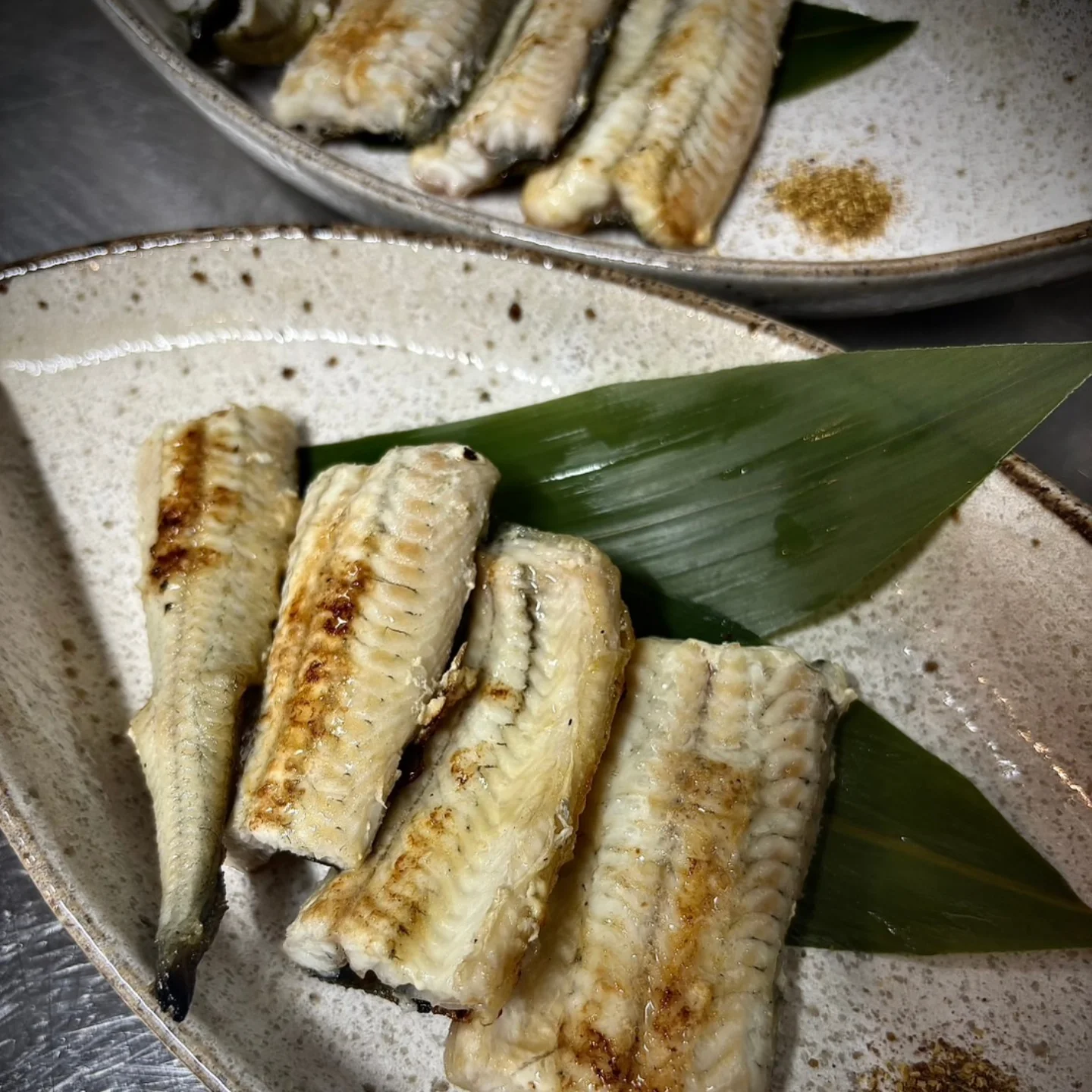 鹿児島県産鰻の白焼き（いざかや 松葉庵・公式Instagramより）
