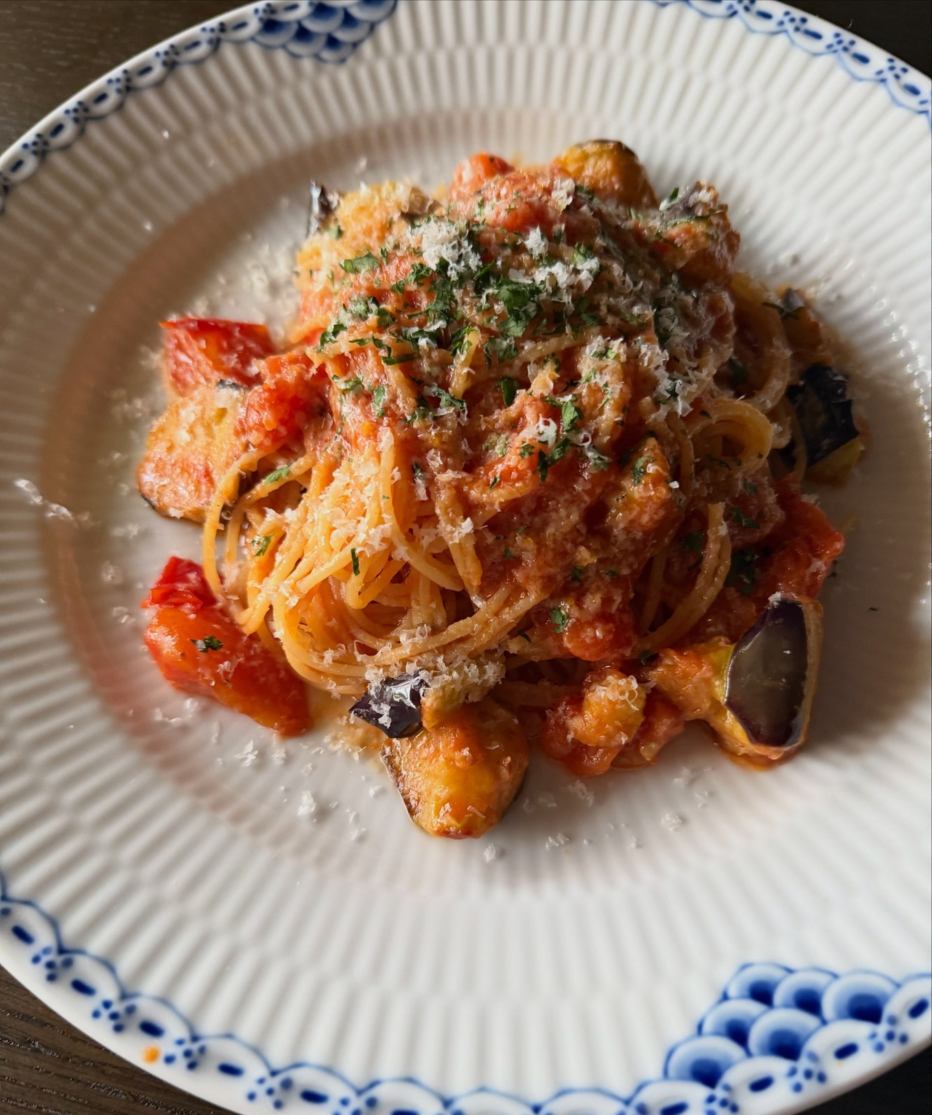 揚げなすとトマトのシチリア風パスタ(メネフネ・公式Instagramより)