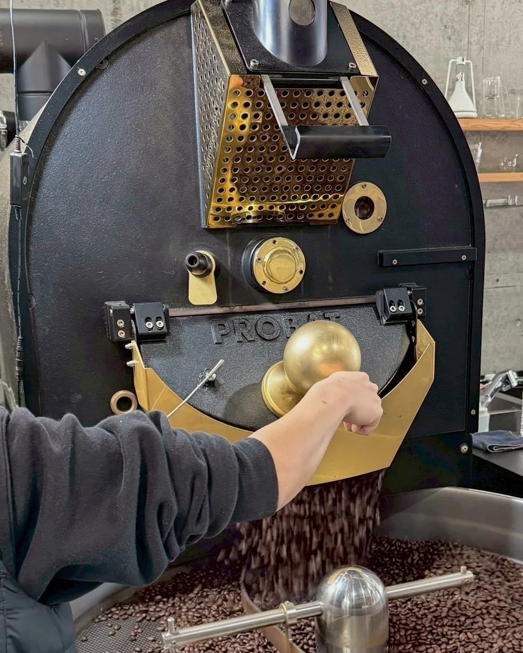 焙煎機でコーヒーを焙煎する様子(公式サイトより)