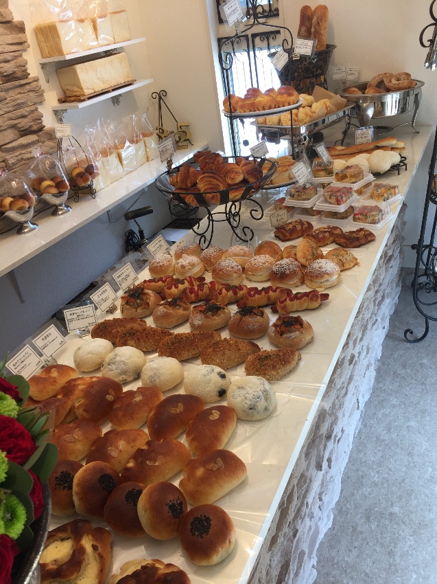 パンが並ぶモンプティの店内（公式サイトより）