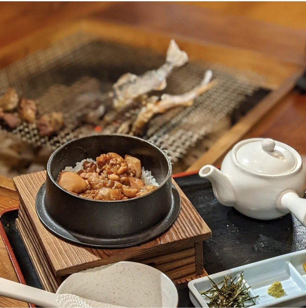 なべやの釜飯と囲炉裏焼き（公式サイトより）