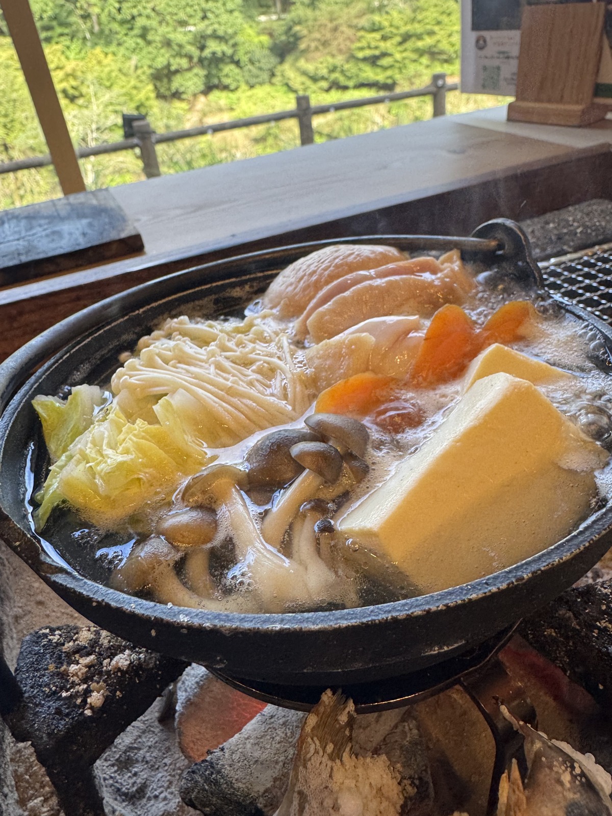 囲炉裏の鍋(公式サイトより)