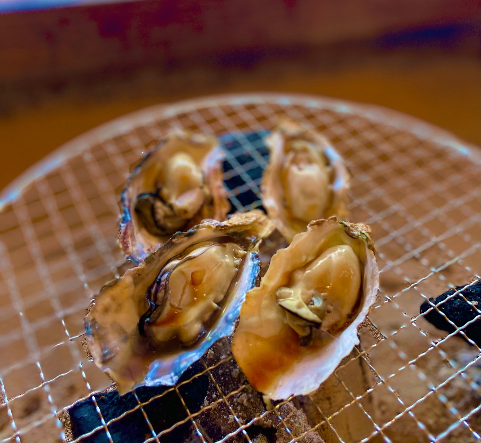 囲炉裏で焼く牡蠣(公式サイトより)