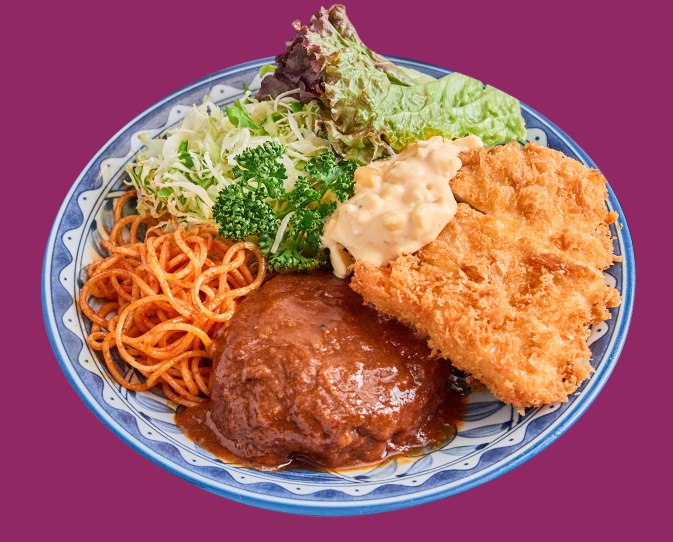 なすび食堂の煮込みハンバーグ＆チキンカツ定食のアップ。サラダ・ナポリタン添え(公式サイトより)