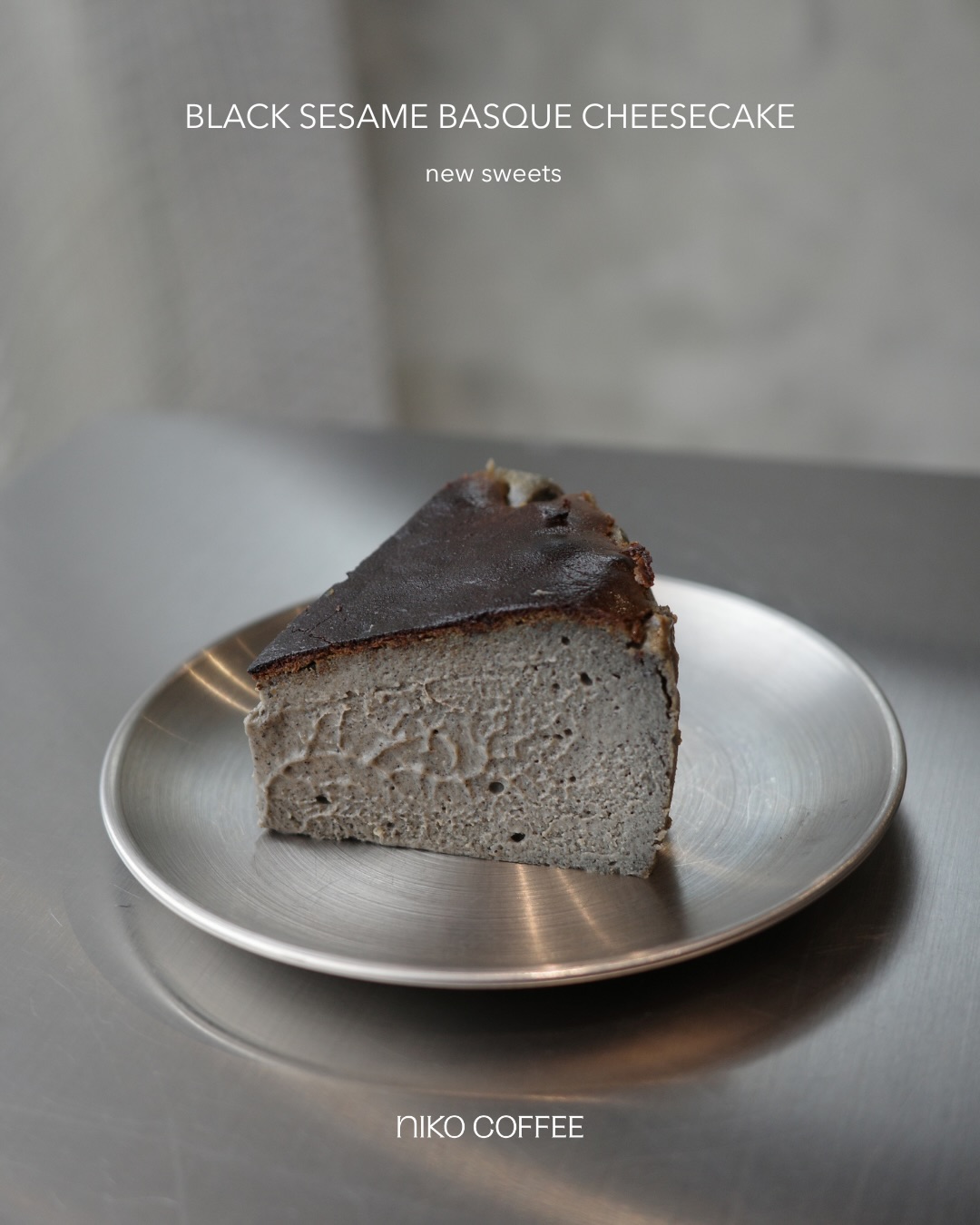 黒ごまバスクチーズケーキ(NIKO COFFEE・公式Instagramより)
