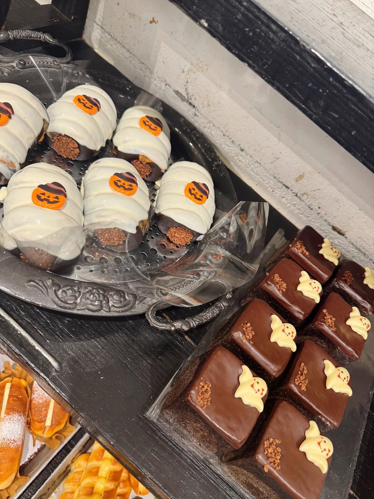 ハロウィン限定のパンとチョコ菓子(パンのルッカ公式Instagramより)