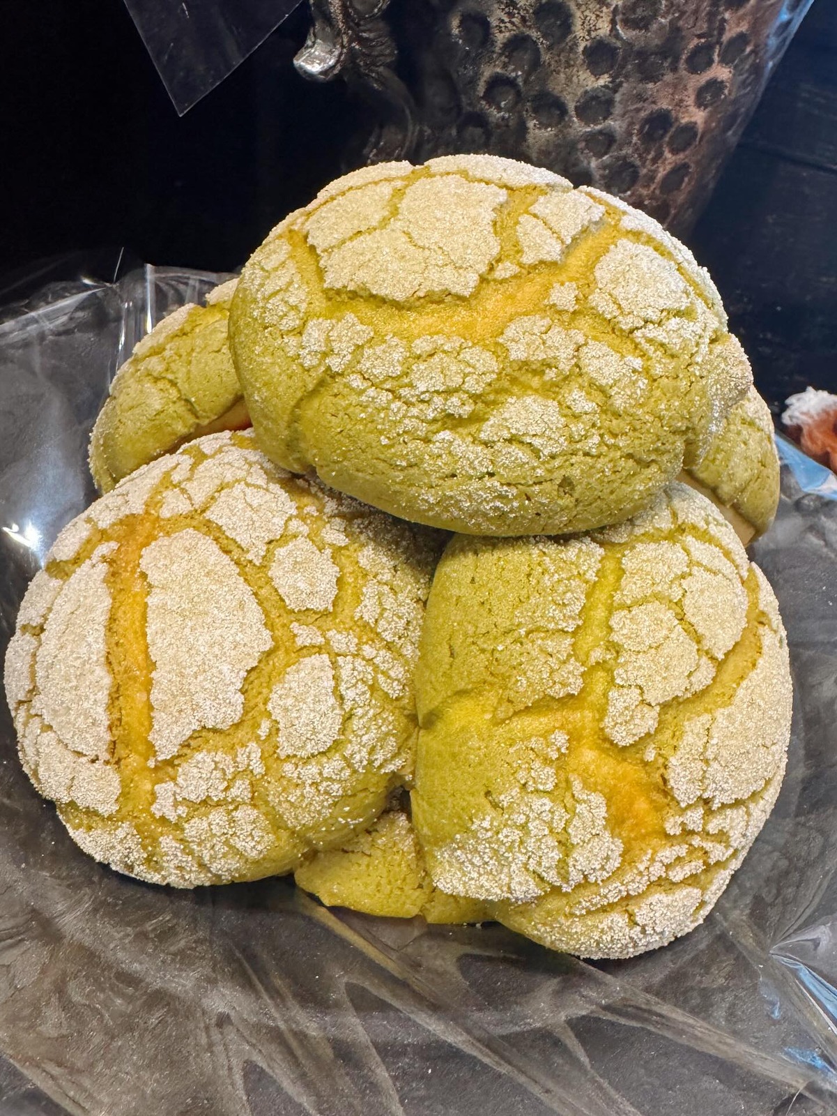 抹茶色のメロンパン(パンのルッカ公式Instagramより)