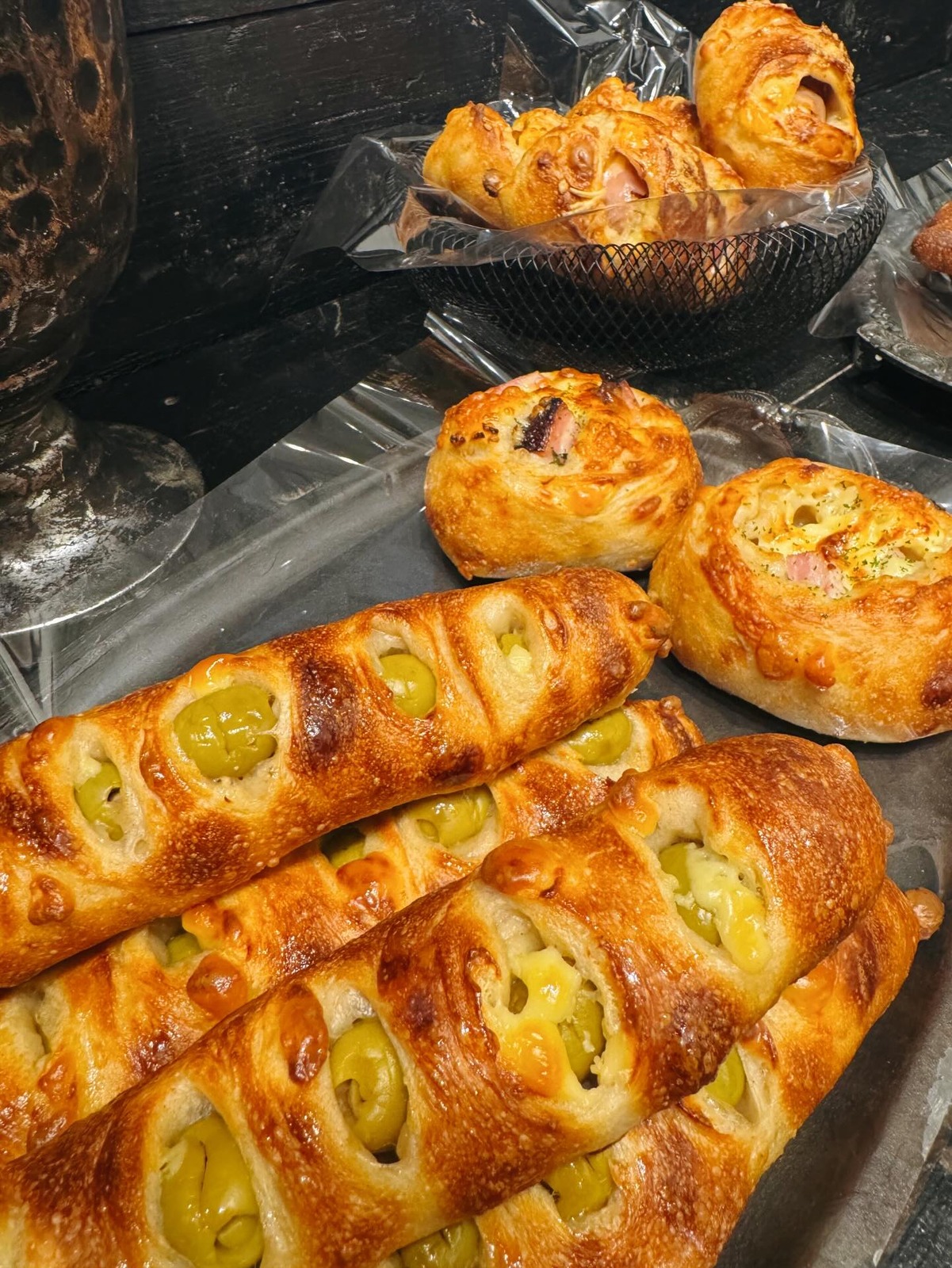 オリーブとチーズのパン(パンのルッカ公式Instagramより)