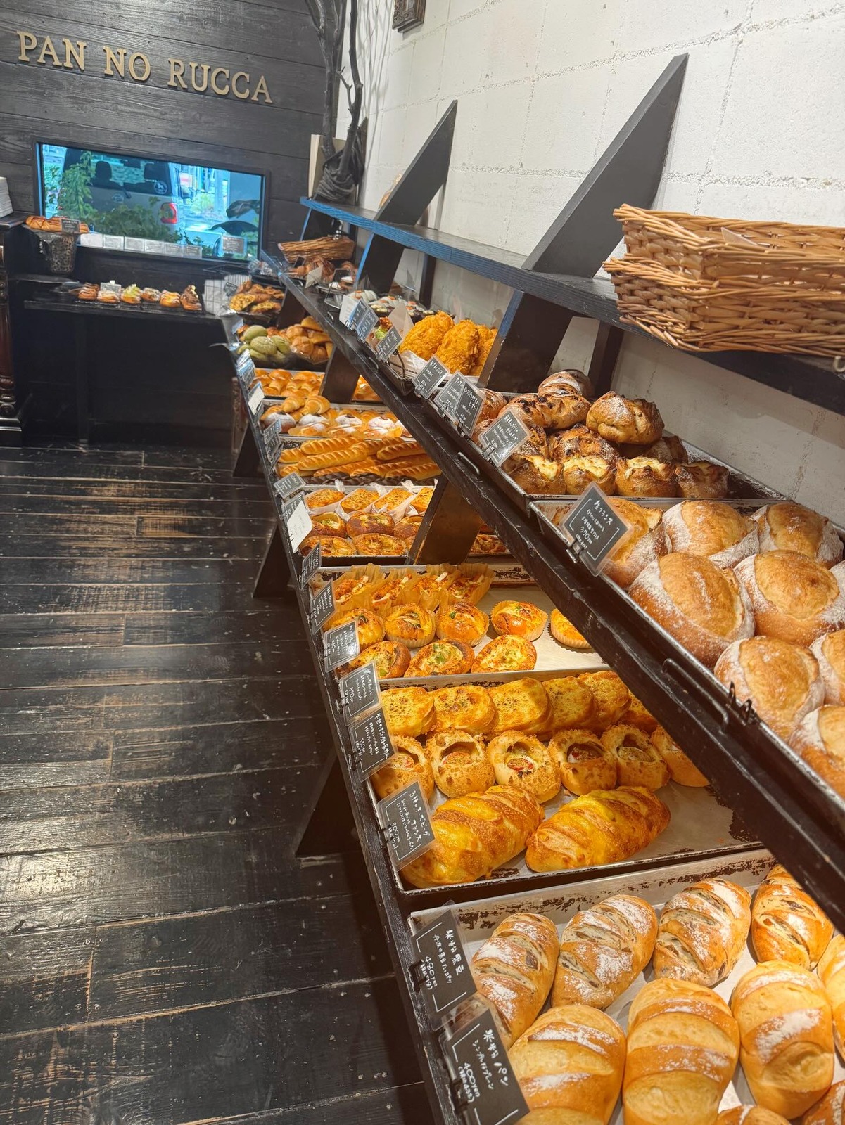 PAN NO RUCCAの店内に並ぶパン(公式Instagramより)