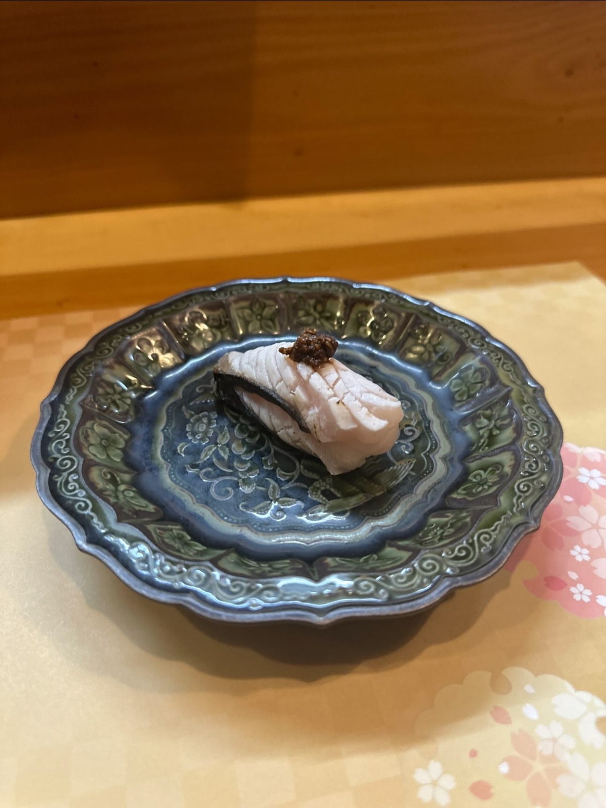 器に載せた握り寿司（離れ 竜胆・公式Instagramより）