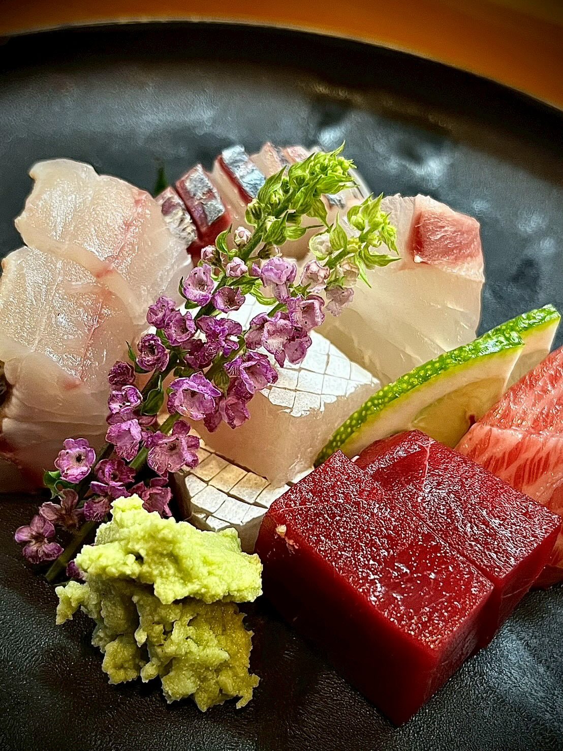 季節の刺身盛り合わせ（離れ 竜胆・公式Instagramより）