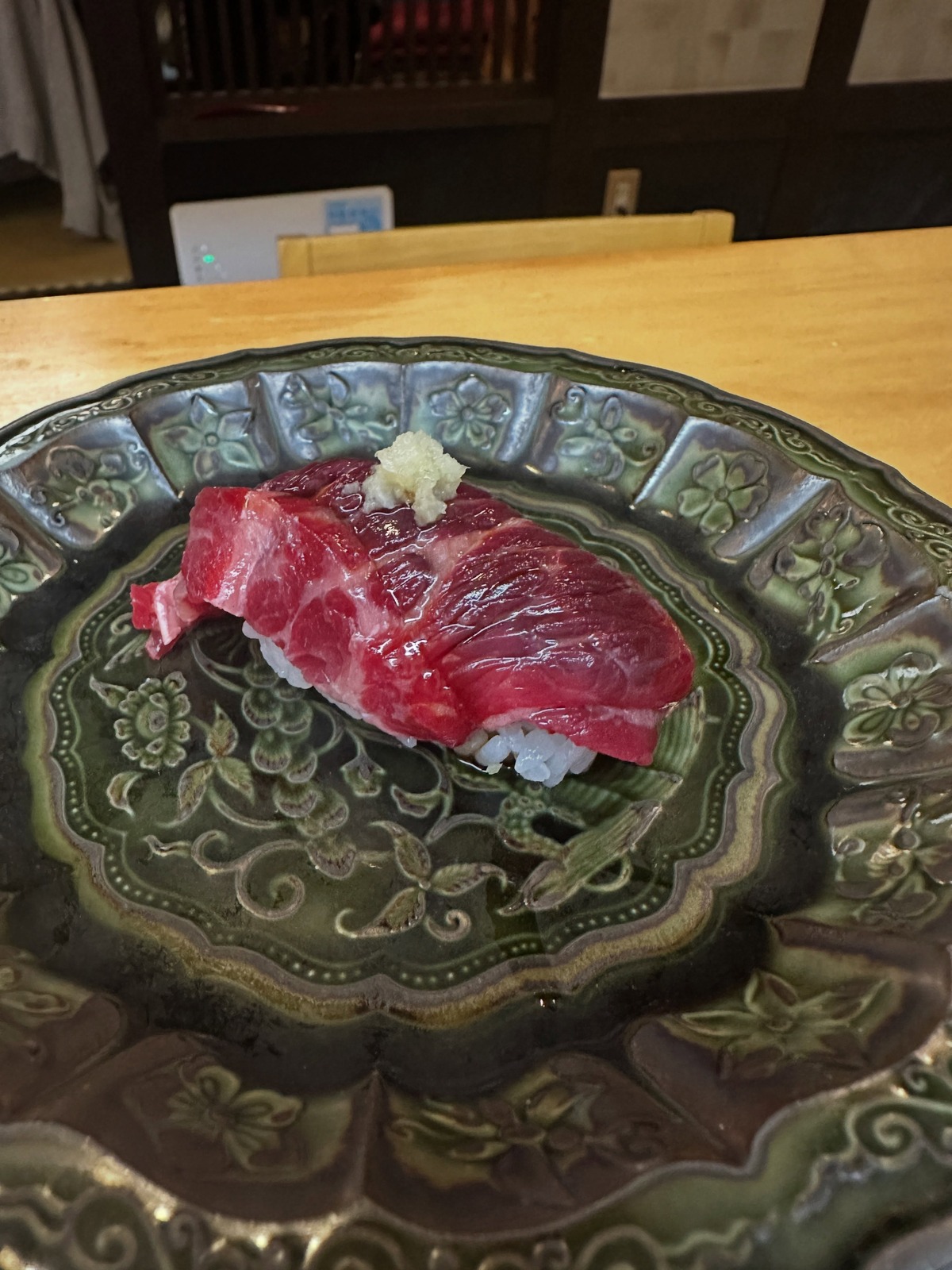 生のナガスクジラの握り（離れ 竜胆・公式Instagramより）