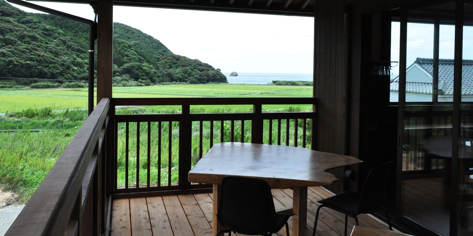 Rincaのテラス席から望む田園と海(公式サイトより)