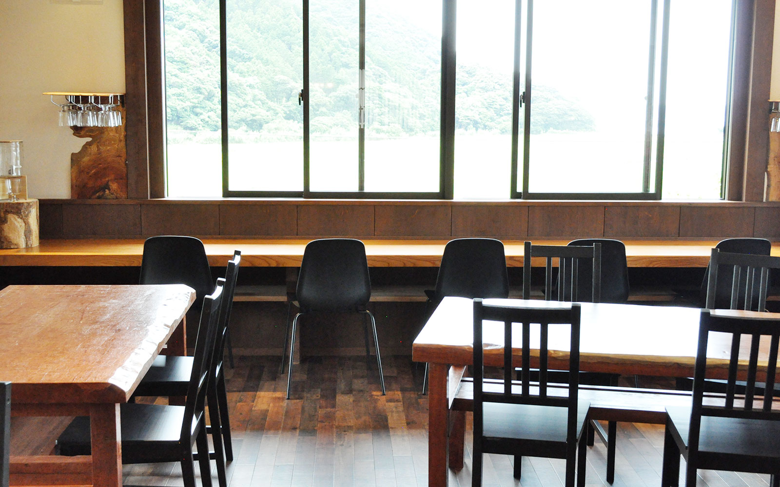 窓の外に海が広がるRincaの店内カウンター席(公式サイトより)