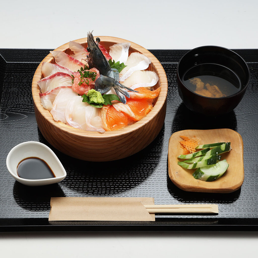 Rincaの海鮮丼。木の器で提供される（公式サイトより）