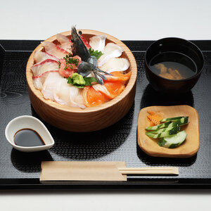 Rincaの海鮮丼。木の器で提供される（公式サイトより）