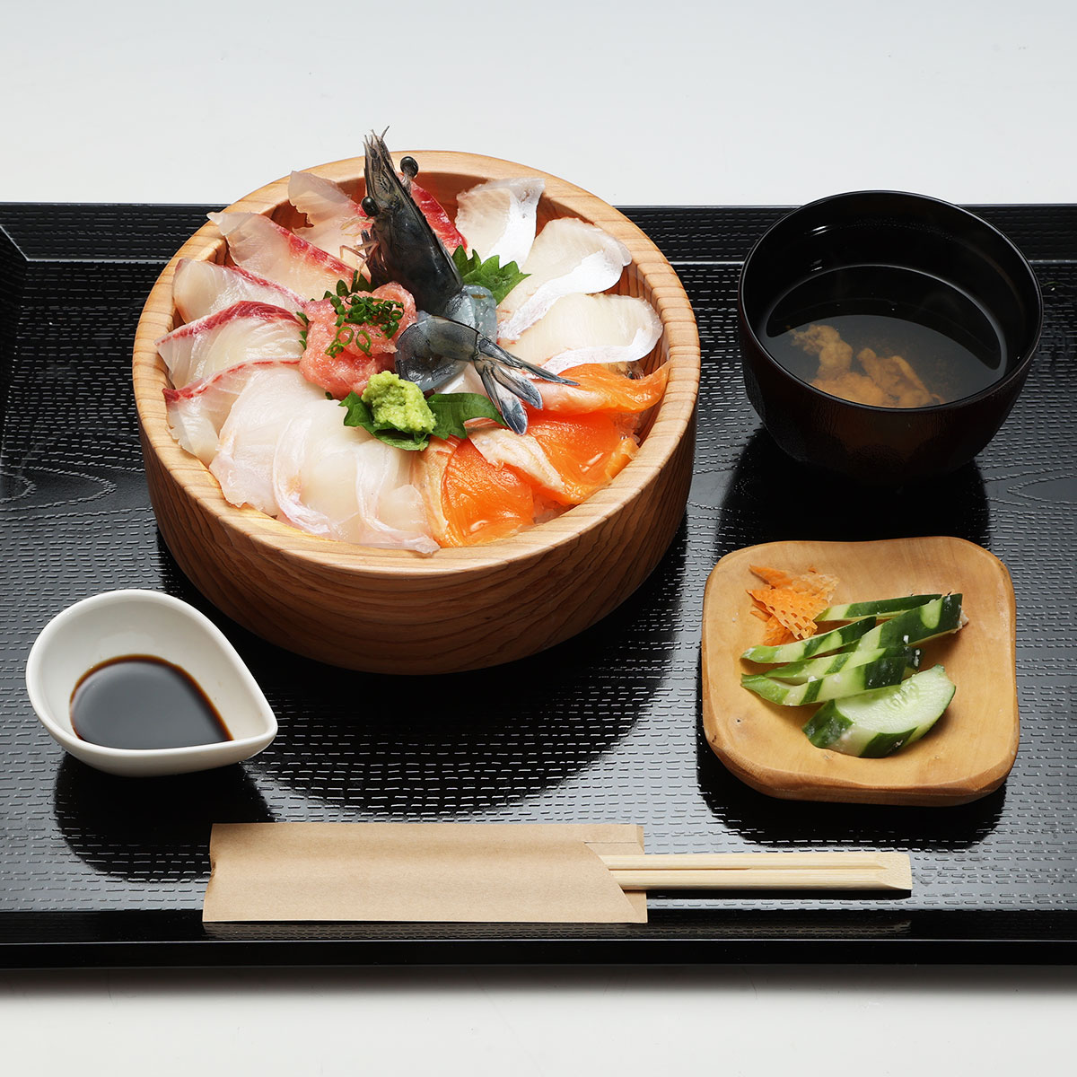 Rincaの海鮮丼。木の器で提供される(公式サイトより)