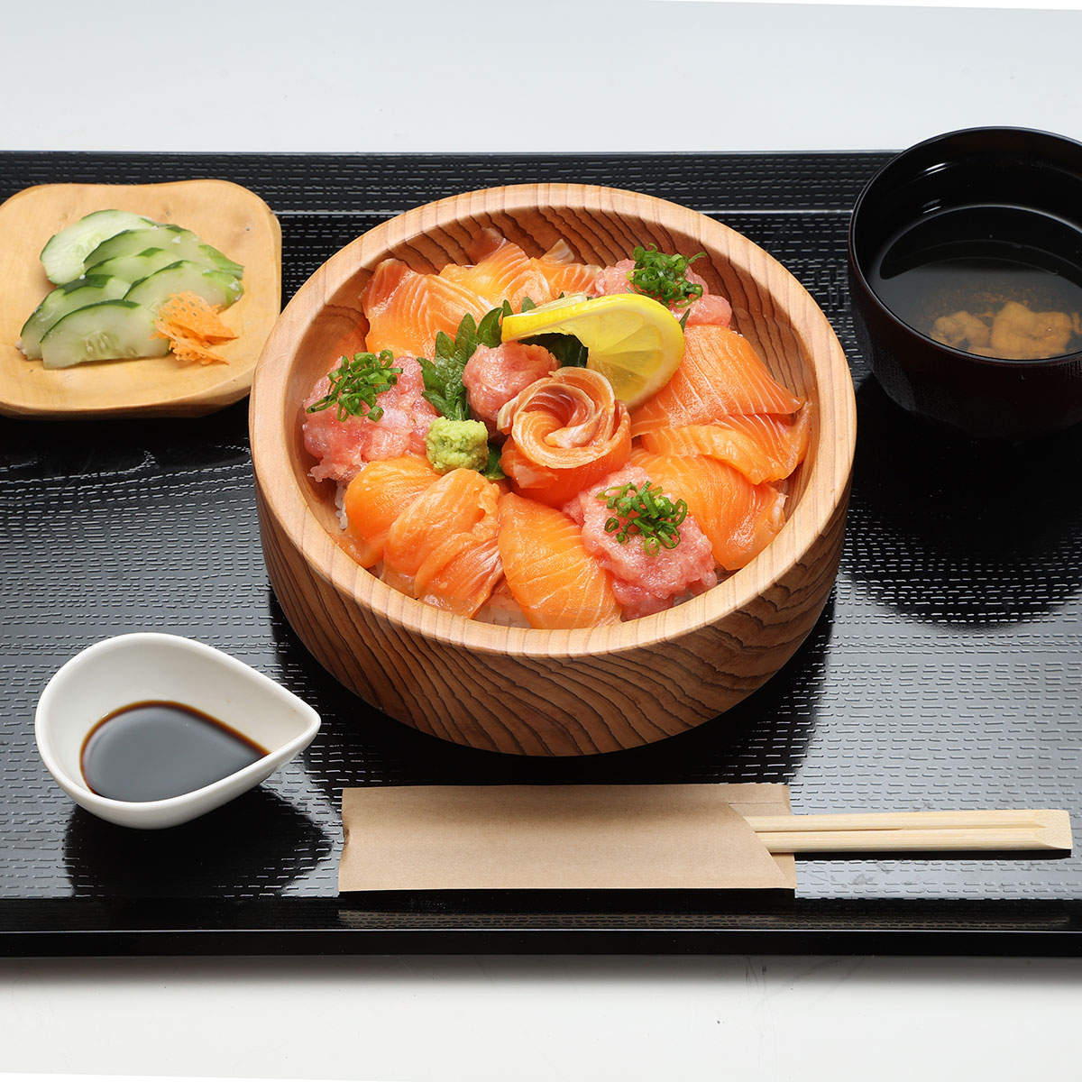 Rincaのサーモン丼(公式サイトより)