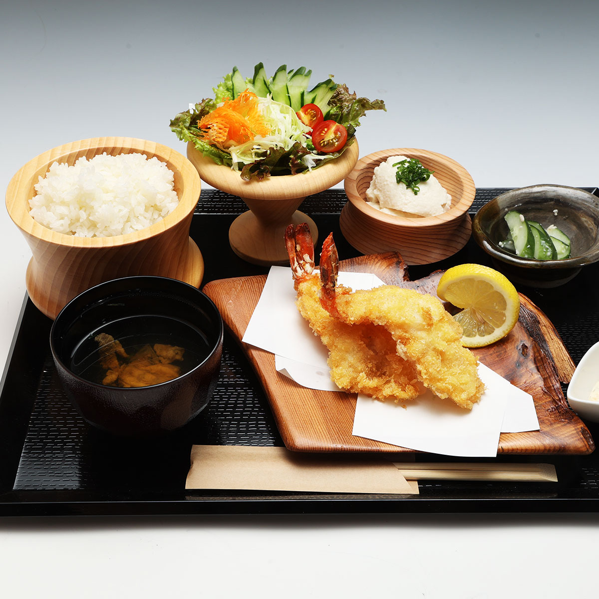 Rincaのエビフライセット(公式サイトより)