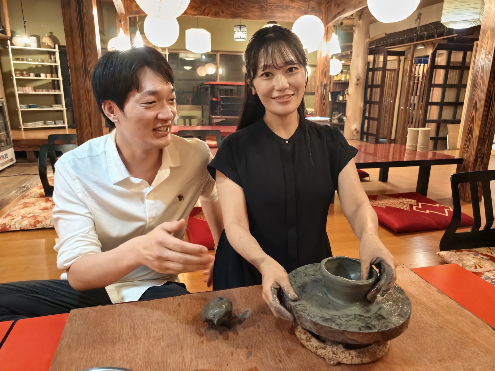 流王の陶芸体験の様子（公式サイトより）