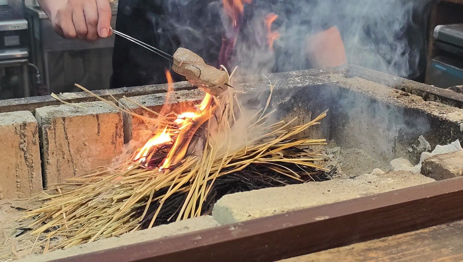 藁焼きの炎（流王公式サイトより）