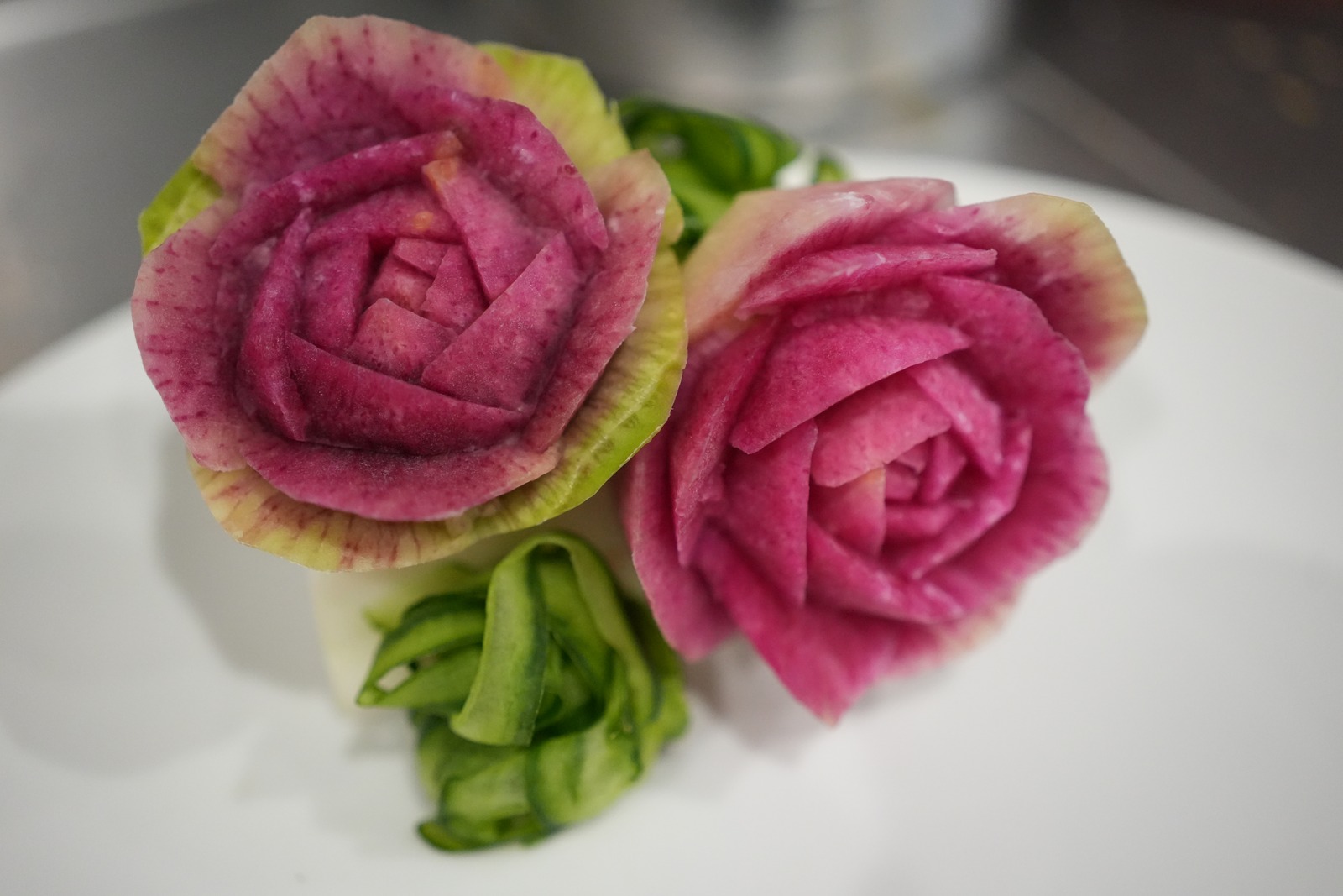 野菜を薔薇の形に飾り切りした一皿（菜華・公式サイトより）