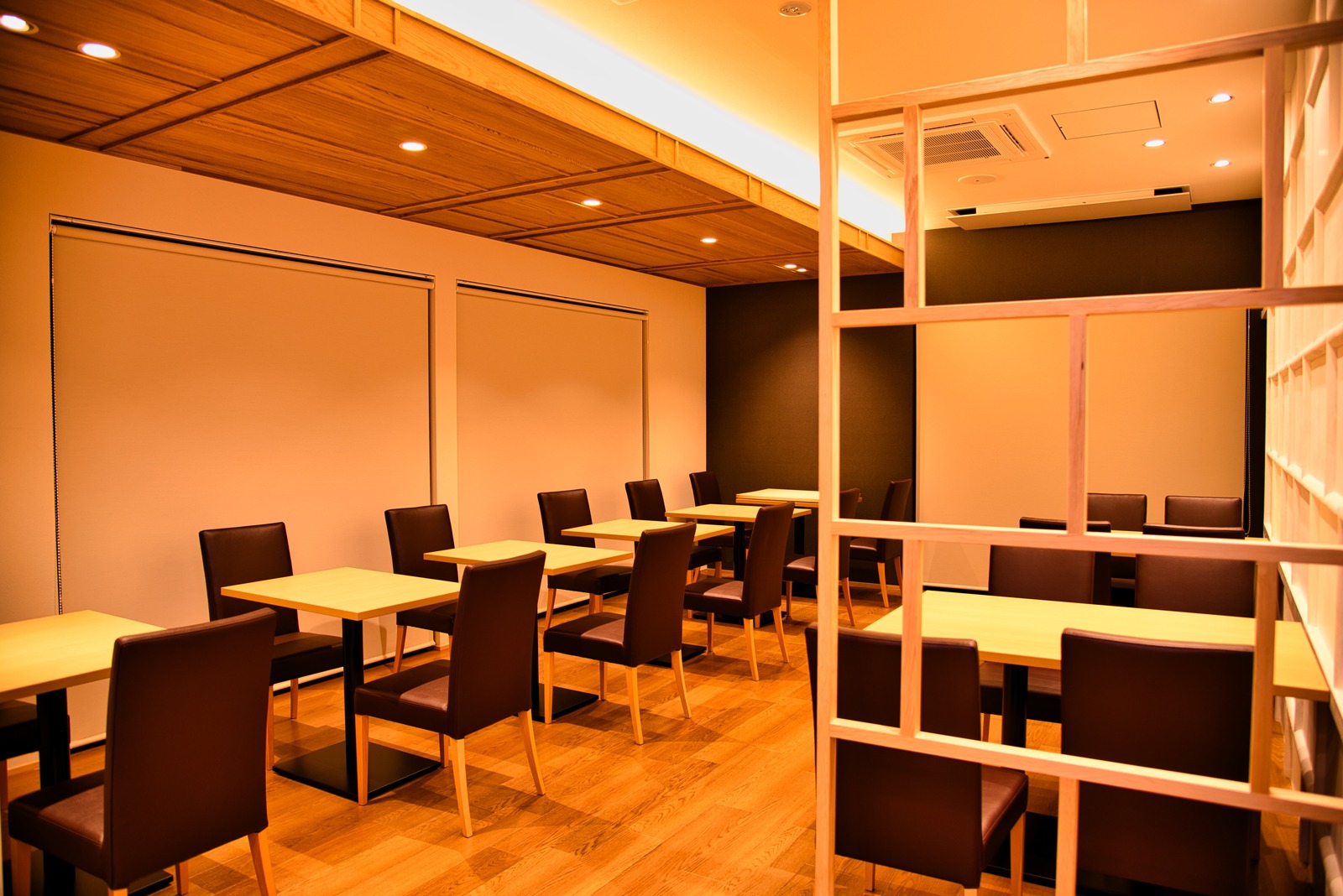 木の格子で仕切られた菜華の店内（公式サイトより）