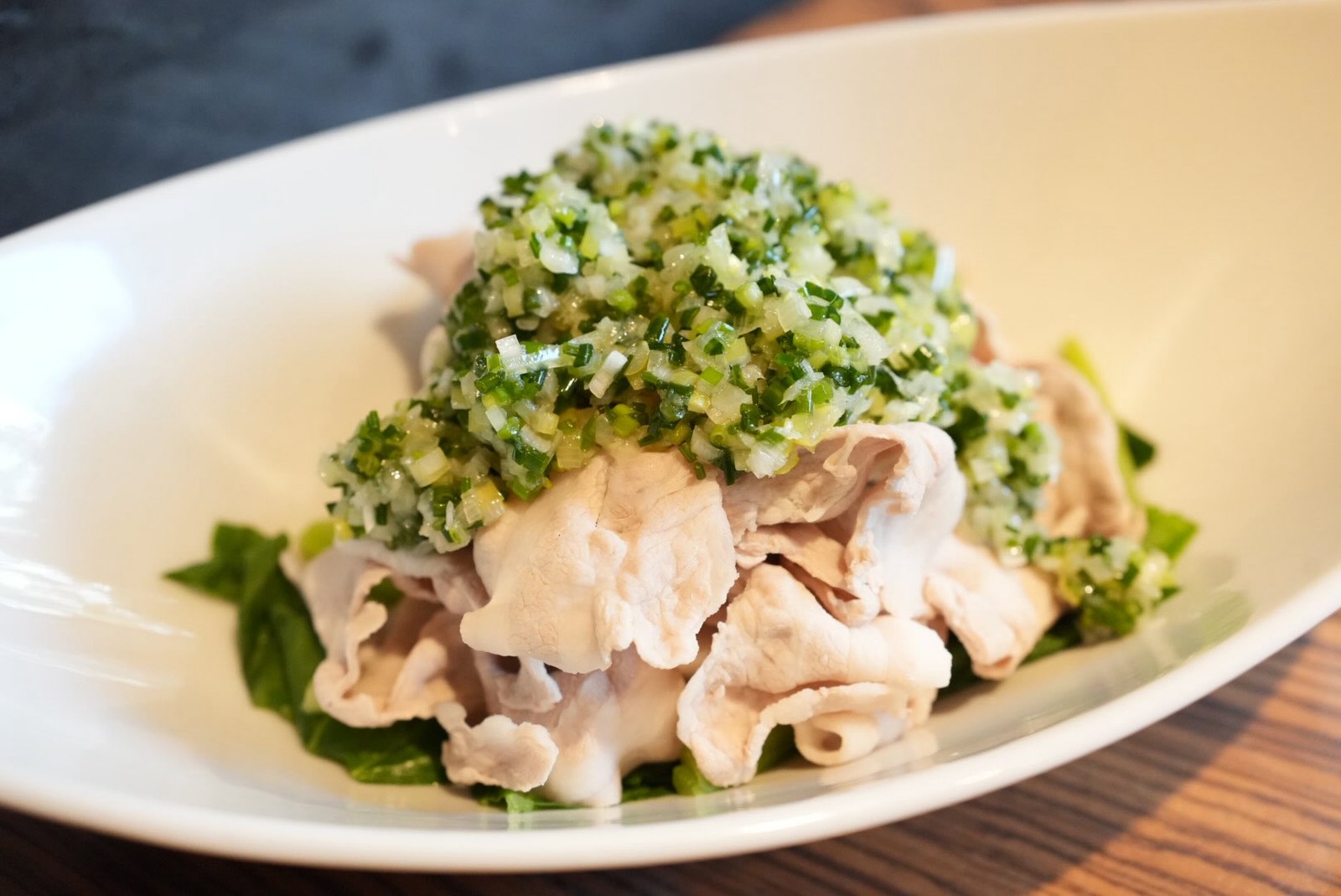 豚バラ薄切り肉の葱ソース掛け（菜華・公式Instagramより）