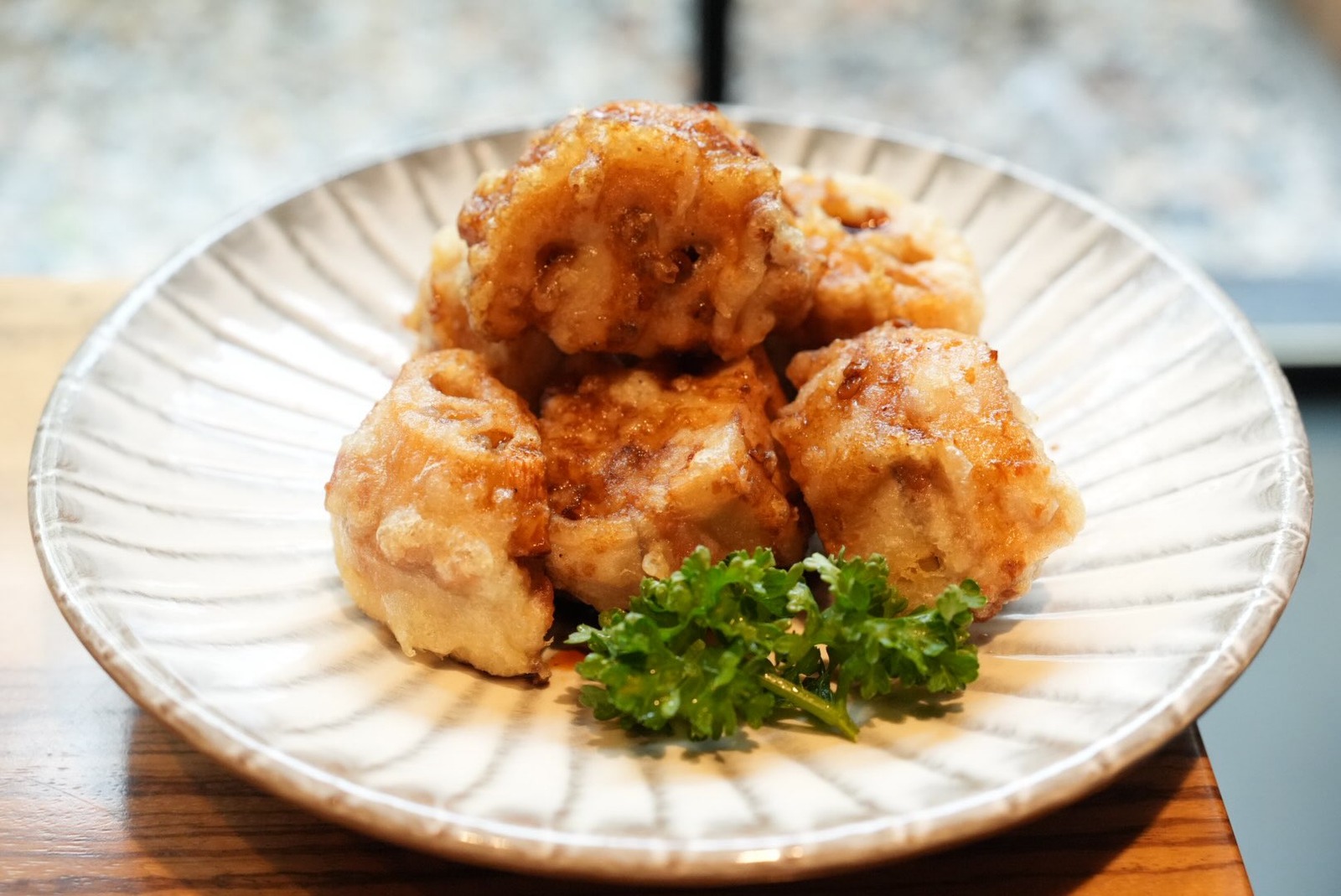 蓮根のはさみ揚げ 麻辣ソース掛け（菜華・公式Instagramより）
