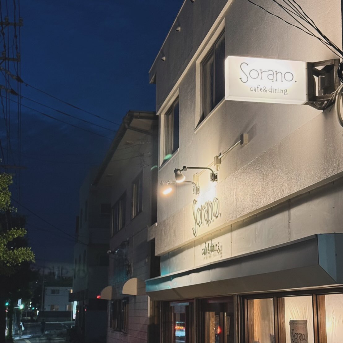 夜のCafe&Dining Sorano.の外観（公式Instagramより）