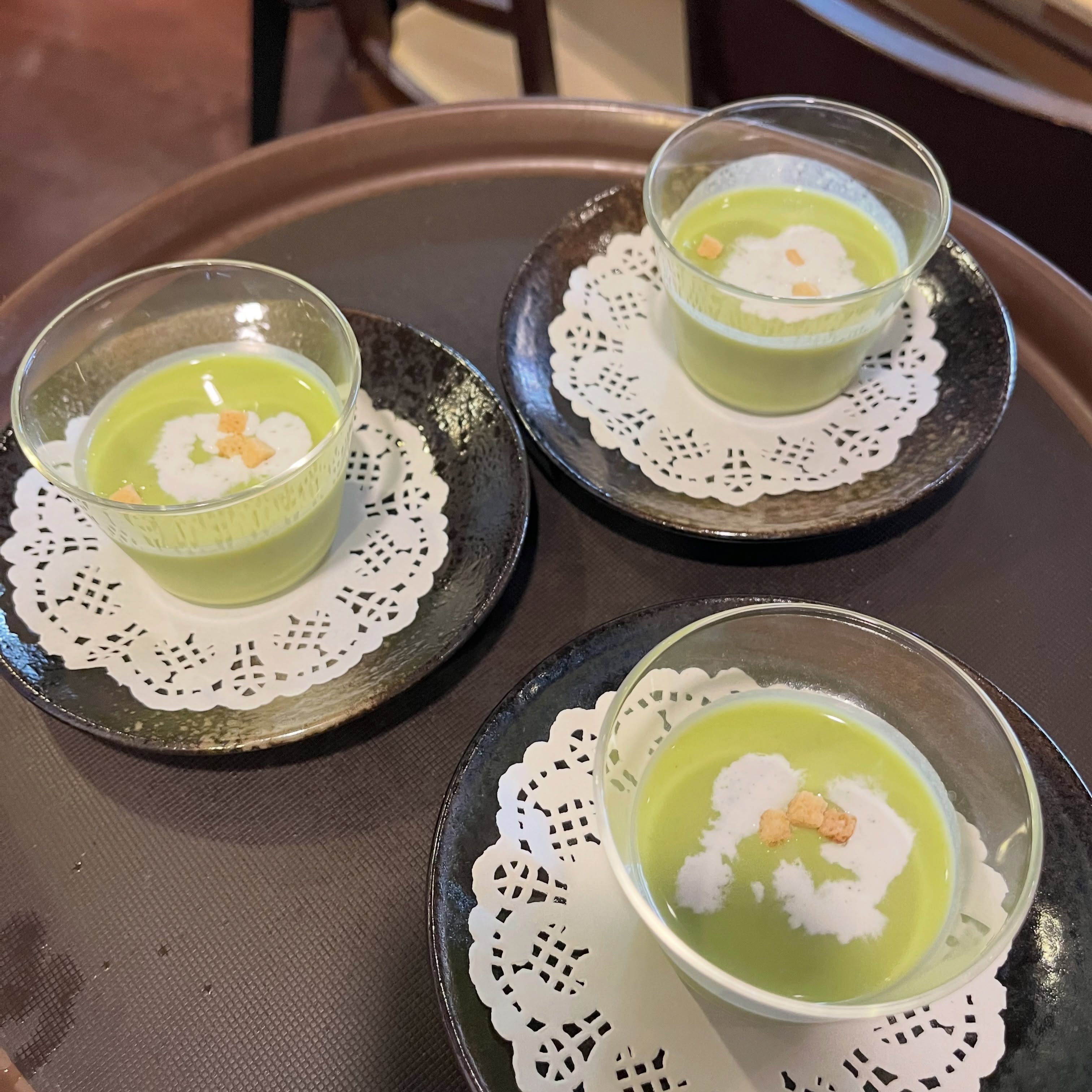 鉄板 笑和の冷製グリーンスープ。クルトンを添えてガラスの器で提供(公式Instagramより)