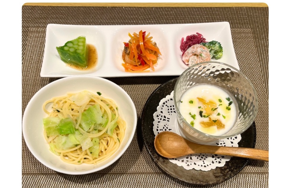 鉄板 笑和の夏のランチセット。前菜3種、キャベツパスタ、冷製スープ(公式Instagramより)