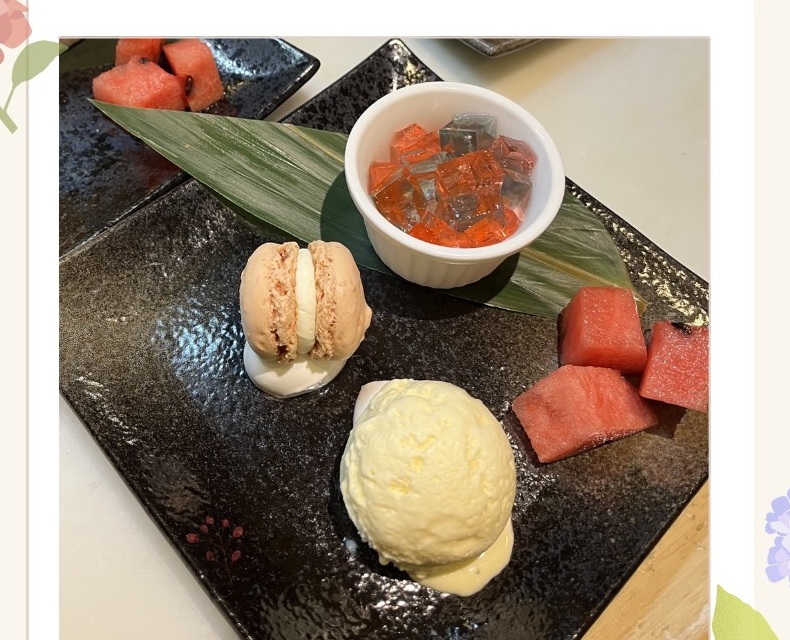 鉄板 笑和の季節のデザートセット。マカロン、アイス、すいか、ゼリー(公式Instagramより)