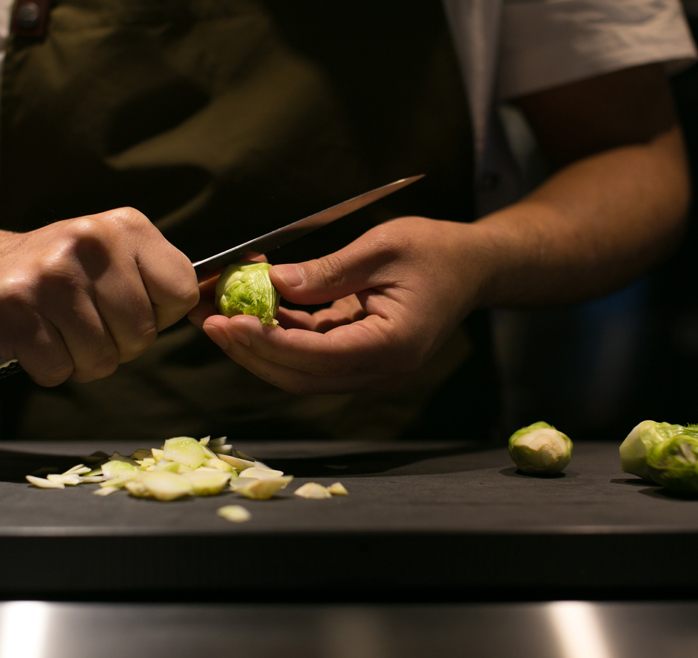野菜に丁寧に包丁を入れる調理の手元(レストラン高津・公式サイトより)