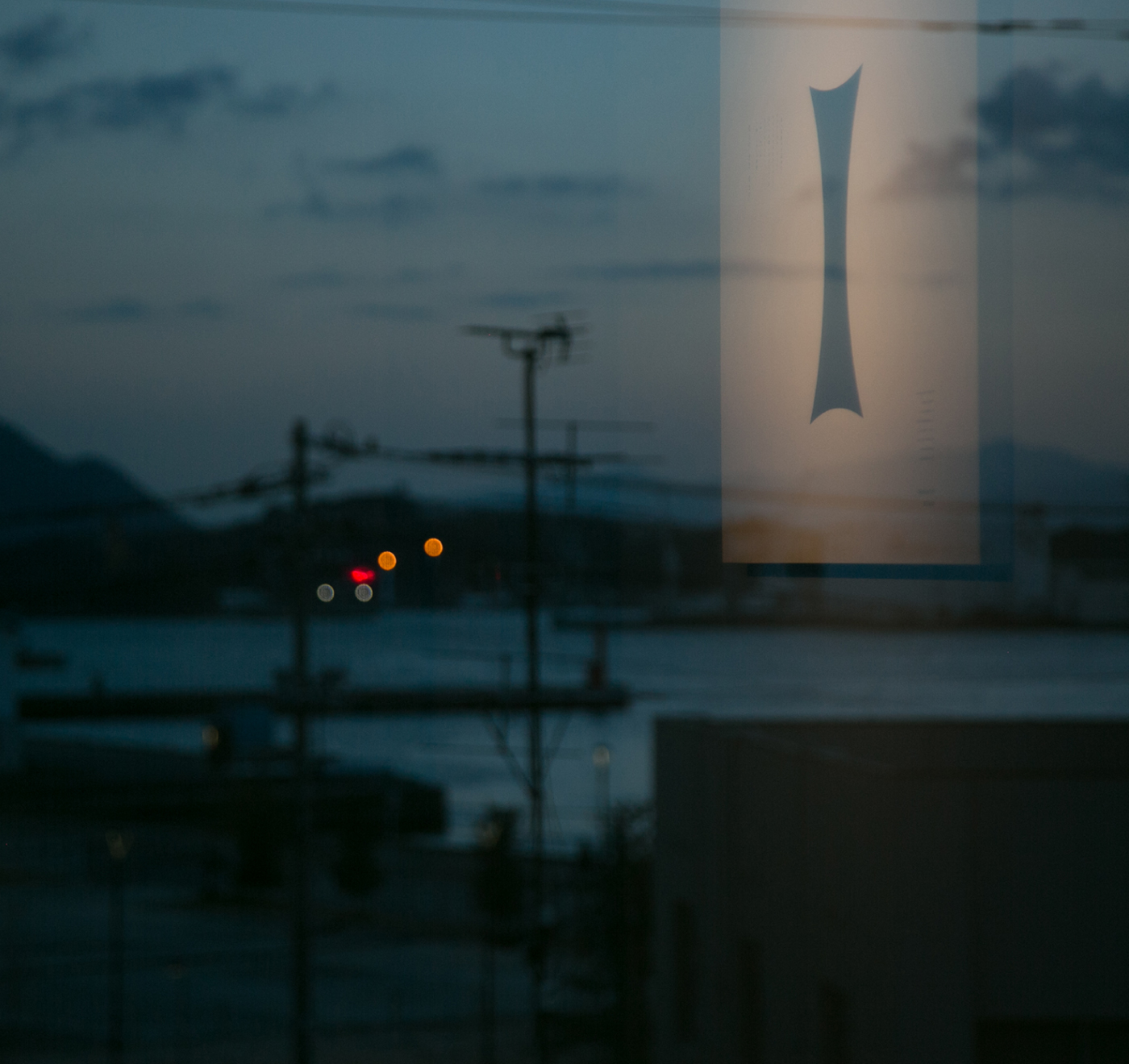 窓の向こうに夕暮れの海が広がるレストラン高津(公式サイトより)