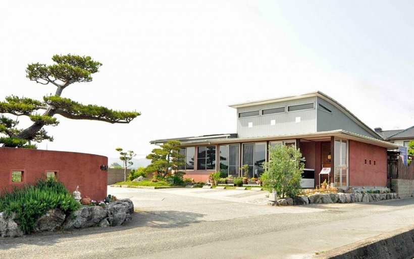 ヴィルセゾン卯の外観。松の木と赤い土壁、青空(公式サイトより)
