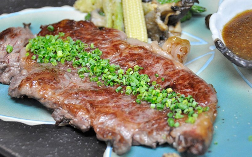 ヴィルセゾン卯のステーキコース。黒毛和牛のステーキと彩り野菜(公式サイトより)