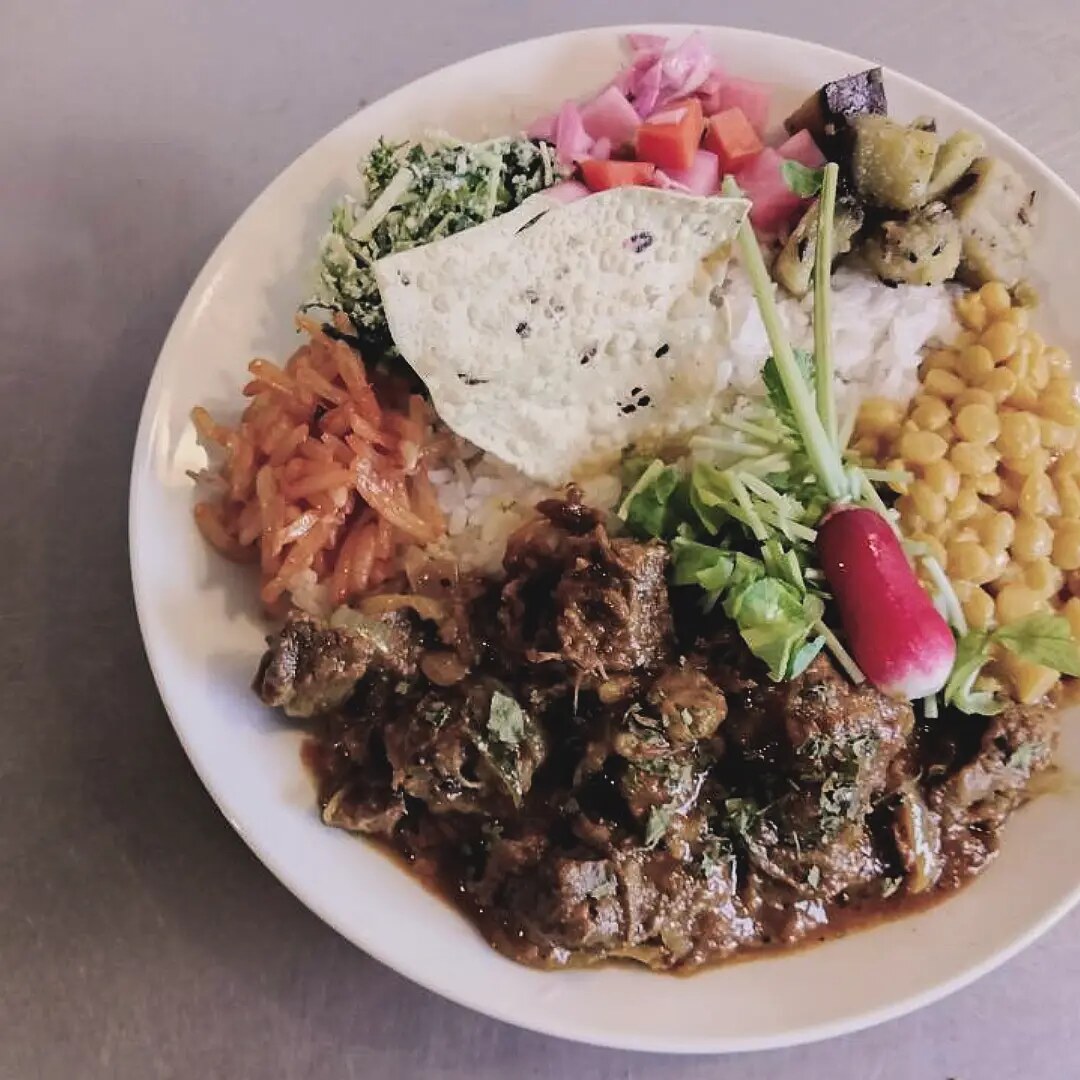 咖喱家ゆるりの牛すじカレーと彩り豊かな副菜のプレート(公式Instagramより)